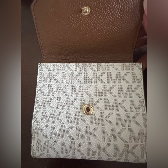 Micheal Kors brown wallet - Picture 4 of 4